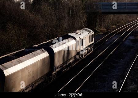 Gb Railfreight locomotive classe 66 passe Milford Junction (à l'ouest de Selby) avec un Dock Tyne - Drax power station freight train transportant du charbon Banque D'Images