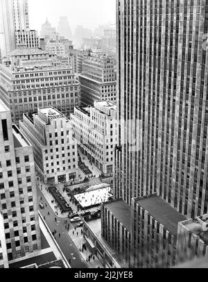 Vue en grand angle de la patinoire et du Rockefeller Center, New York, New York, États-Unis, Banque D'Images