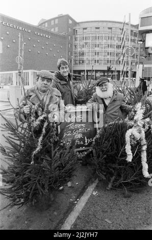 De gauche à droite, David Jason as Del Boy, Nicholas Lyndhurst as Rodney et Buster Merryfield as Uncle Albert from 'Only Fools and Horses' with Christmas Trees Outside the BBC Television Center. 7th décembre 1987. Banque D'Images