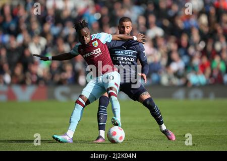 BURNLEY, ROYAUME-UNI. 2nd AVRIL Maxwel Cornet de Burnley combat avec Kyle Walker de Manchester City lors du match de la Premier League entre Burnley et Manchester City à Turf Moor, Burnley, le samedi 2nd avril 2022. (Credit: Pat Scaasi | MI News) Credit: MI News & Sport /Alay Live News Banque D'Images