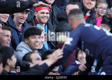 BURNLEY, ROYAUME-UNI. AVR 2nd Kyle Walker de Manchester City tombe dans la foule lors du match de Premier League entre Burnley et Manchester City à Turf Moor, Burnley, le samedi 2nd avril 2022. (Credit: Pat Scaasi | MI News) Credit: MI News & Sport /Alay Live News Banque D'Images