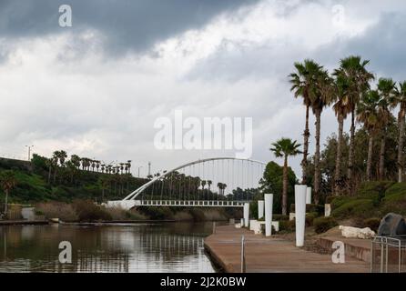 Pont et rivière à Hadera Leisure et parc pique-nique en Israël. Banque D'Images