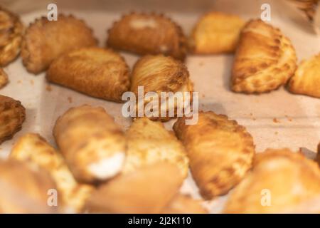 Pâtisseries sucrées. Confiserie sur le comptoir du magasin. Boulangerie en magasin. Banque D'Images