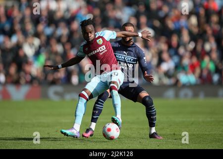 BURNLEY, ROYAUME-UNI. 2nd AVRIL Maxwel Cornet de Burnley combat avec Kyle Walker de Manchester City lors du match de la Premier League entre Burnley et Manchester City à Turf Moor, Burnley, le samedi 2nd avril 2022. (Credit: Pat Scaasi | MI News) Credit: MI News & Sport /Alay Live News Banque D'Images