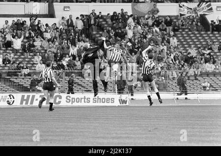 Tournoi du Centenaire de la Ligue de football, également connu sous le nom de Mercantile Credit football Festival, un tournoi amical qui s'est tenu du 16th au 17th avril 1988 au stade Wembley pour célébrer l'anniversaire de la Ligue de football 100th. 12 équipes ont participé au tournoi. Le premier jour de la compétition consistait en des tours d'ouverture et des quarts de finale, et il s'agissait de matchs de 40 minutes. Notre photo montre ... le tour d'ouverture action match, samedi 16th avril 1988. Banque D'Images