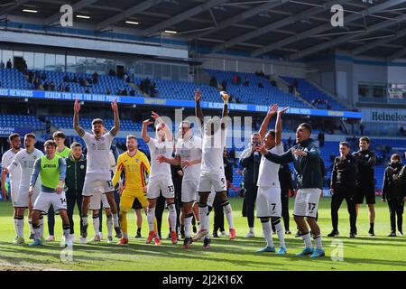 Cardiff, Royaume-Uni. 02nd avril 2022. Les joueurs de Swansea fêtent après la victoire de leurs équipes. Match de championnat EFL Skybet, Cardiff City et Swansea City au Cardiff City Stadium de Cardiff, pays de Galles, le samedi 2nd avril 2022. Cette image ne peut être utilisée qu'à des fins éditoriales. Utilisation éditoriale uniquement, licence requise pour une utilisation commerciale. Aucune utilisation dans les Paris, les jeux ou les publications d'un seul club/ligue/joueur. photo par Andrew Orchard/Andrew Orchard sports Photography/Alamy Live News crédit: Andrew Orchard sports Photography/Alamy Live News Banque D'Images