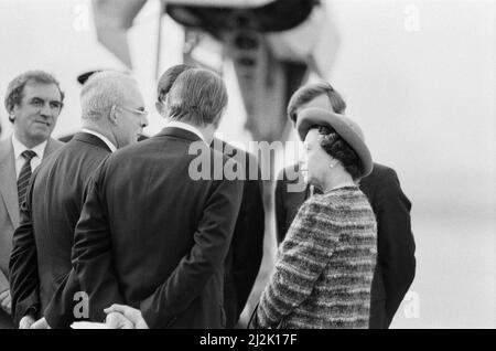 La reine Elizabeth II ouvre l'aéroport de London City, à l'est de Londres. Ici, la reine parle au personnel et aux responsables de l'aéroport de London City. London City Airport est un aéroport international de Londres. Il est situé dans les Royal Docks, dans le quartier londonien de Newham, à environ 11 km (6,9 mi) à l'est de la ville de Londres. Il possède une piste de 1 500 mètres. L'aéroport a été proposé pour la première fois en 1981 par Reg Ward, qui était le directeur général de la London Docklands Development Corporation (LDDC), récemment créée, qui était responsable de la régénération de la région. Construction Banque D'Images