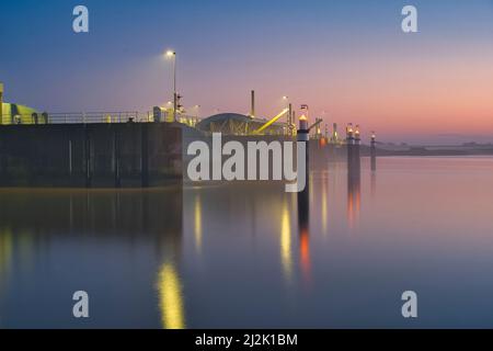 Heure bleue à la barrière EMS dans le brouillard, Frise orientale, Basse-Saxe, Allemagne Banque D'Images