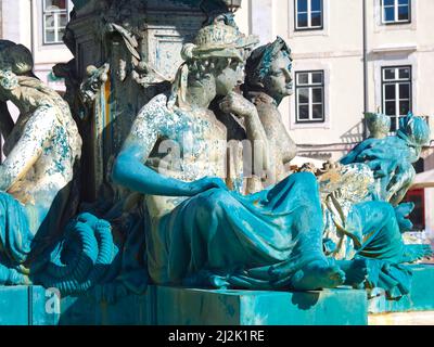 Belle place Rossio à Lisbonne en été avec la fontaine Banque D'Images