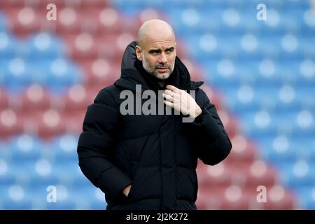 Burnley, Royaume-Uni. 02nd avril 2022. PEP Guardiola, directrice de la ville de Manchester, regarde. Match Premier League, Burnley et Manchester City à Turf Moor à Burnley, Lancs, le samedi 2nd avril 2022. Cette image ne peut être utilisée qu'à des fins éditoriales. Utilisation éditoriale uniquement, licence requise pour une utilisation commerciale. Aucune utilisation dans les Paris, les jeux ou les publications d'un seul club/ligue/joueur. photo par Chris Stading/Andrew Orchard sports Photography/Alamy Live News crédit: Andrew Orchard sports Photography/Alamy Live News Banque D'Images