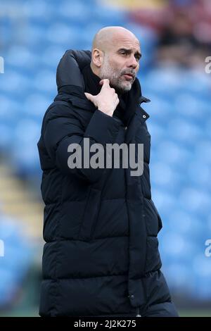 Burnley, Royaume-Uni. 02nd avril 2022. PEP Guardiola, directrice de la ville de Manchester, regarde. Match Premier League, Burnley et Manchester City à Turf Moor à Burnley, Lancs, le samedi 2nd avril 2022. Cette image ne peut être utilisée qu'à des fins éditoriales. Utilisation éditoriale uniquement, licence requise pour une utilisation commerciale. Aucune utilisation dans les Paris, les jeux ou les publications d'un seul club/ligue/joueur. photo par Chris Stading/Andrew Orchard sports Photography/Alamy Live News crédit: Andrew Orchard sports Photography/Alamy Live News Banque D'Images