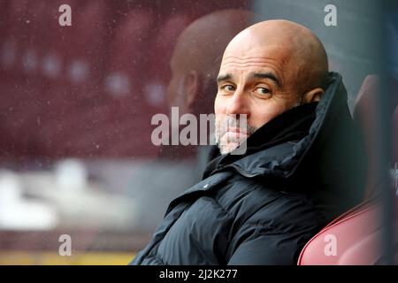 Burnley, Royaume-Uni. 02nd avril 2022. PEP Guardiola, directrice de la ville de Manchester, regarde. Match Premier League, Burnley et Manchester City à Turf Moor à Burnley, Lancs, le samedi 2nd avril 2022. Cette image ne peut être utilisée qu'à des fins éditoriales. Utilisation éditoriale uniquement, licence requise pour une utilisation commerciale. Aucune utilisation dans les Paris, les jeux ou les publications d'un seul club/ligue/joueur. photo par Chris Stading/Andrew Orchard sports Photography/Alamy Live News crédit: Andrew Orchard sports Photography/Alamy Live News Banque D'Images