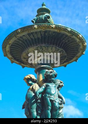 Belle place Rossio à Lisbonne en été avec la fontaine Banque D'Images