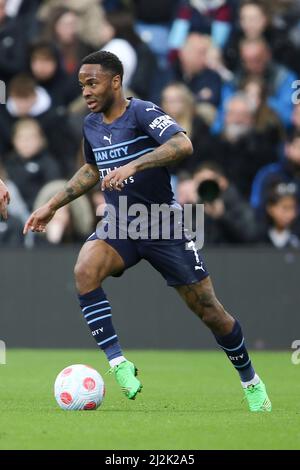 Burnley, Royaume-Uni. 02nd avril 2022. Raheem Sterling de Manchester City en action. Match Premier League, Burnley et Manchester City à Turf Moor à Burnley, Lancs, le samedi 2nd avril 2022. Cette image ne peut être utilisée qu'à des fins éditoriales. Utilisation éditoriale uniquement, licence requise pour une utilisation commerciale. Aucune utilisation dans les Paris, les jeux ou les publications d'un seul club/ligue/joueur. photo par Chris Stading/Andrew Orchard sports Photography/Alamy Live News crédit: Andrew Orchard sports Photography/Alamy Live News Banque D'Images