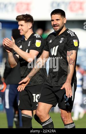 Aleksandar Mitrovic de Fulham (à gauche) et Tom Cairney après le coup de sifflet final du match du championnat Sky Bet au Kiyan Prince Foundation Stadium, Londres. Date de la photo: Samedi 2 avril 2022. Banque D'Images