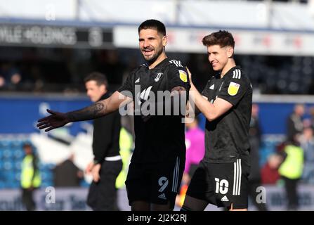 Aleksandar Mitrovic de Fulham (à gauche) et Tom Cairney après le coup de sifflet final du match du championnat Sky Bet au Kiyan Prince Foundation Stadium, Londres. Date de la photo: Samedi 2 avril 2022. Banque D'Images