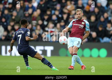 Burnley, Royaume-Uni. 02nd avril 2022. Charlie Taylor de Burnley (r) passe le ballon devant Raheem Sterling de Manchester City. Match Premier League, Burnley et Manchester City à Turf Moor à Burnley, Lancs, le samedi 2nd avril 2022. Cette image ne peut être utilisée qu'à des fins éditoriales. Utilisation éditoriale uniquement, licence requise pour une utilisation commerciale. Aucune utilisation dans les Paris, les jeux ou les publications d'un seul club/ligue/joueur. photo par Chris Stading/Andrew Orchard sports Photography/Alamy Live News crédit: Andrew Orchard sports Photography/Alamy Live News Banque D'Images