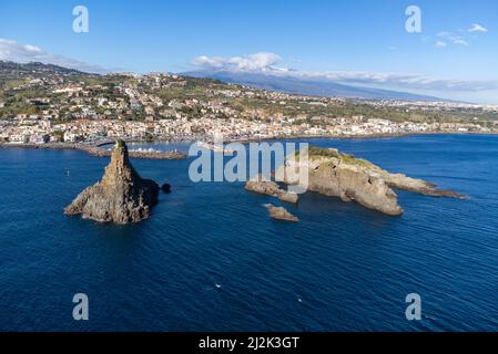 La mer s'empile au large d'Acitrezza avec l'Etna à distance, Catane, Sicile, Italie Banque D'Images