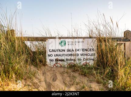 L'Agence de l'environnement signe interdisant les véhicules, l'équitation et le vélo sur les défenses marines de la plage de Heacham, c'est-à-dire les dunes de sable, sur la côte nord de Norfolk Banque D'Images