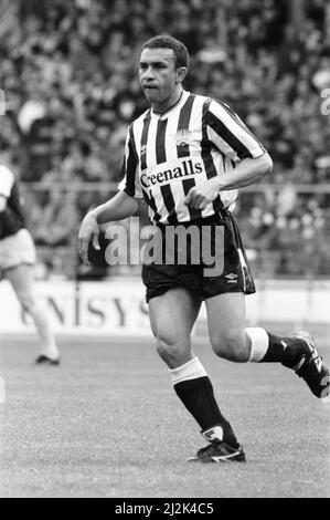 Tournoi du Centenaire de la Ligue de football, également connu sous le nom de Mercantile Credit football Festival, un tournoi amical qui s'est tenu du 16th au 17th avril 1988 au stade Wembley pour célébrer l'anniversaire de la Ligue de football 100th. 12 équipes ont participé au tournoi. Le premier jour de la compétition consistait en des tours d'ouverture et des quarts de finale, et il s'agissait de matchs de 40 minutes. Notre photo montre ... le tour d'ouverture action match, samedi 16th avril 1988. Banque D'Images