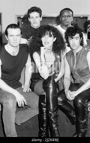 Scarlet Fantastic, groupe musical composé du duo pop Maggie de monde et Rick P Jones, photographié le 22nd avril 1988. Banque D'Images