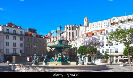 Belle place Rossio à Lisbonne en été avec des arbres pourpres Banque D'Images