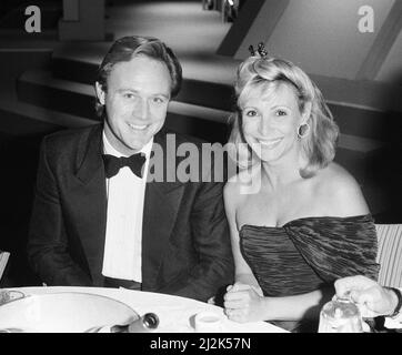 Mirror British Music Video Awards, Londres, mardi 6th octobre 1987. Notre photo montre ... Christopher Cazenove et sa femme Angharad Rees. Banque D'Images