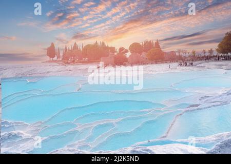 Piscines naturelles de travertin piscine bleu eau et terrasses dans Pamukkale bannière de Turquie. Banque D'Images