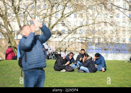 Les gens de la South Bank dans le centre de Londres, alors que davantage de temps venteux est en route ce week-end, le met Office en garde. Date de la photo: Samedi 2 avril 2022. Banque D'Images