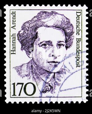 MOSCOU, RUSSIE - 13 MARS 2022 : le timbre-poste imprimé en Allemagne montre Hannah Arendt (1906-1975), série femmes dans l'histoire allemande, vers 1988 Banque D'Images