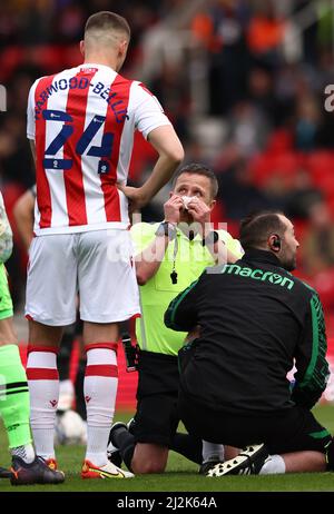 Stoke, Angleterre, le 2nd avril 2022. L'arbitre David Webb reçoit un traitement après avoir été frappé par le ballon lors du match du championnat Sky Bet au stade Bet365, Stoke. Crédit photo à lire: Darren Staples / Sportimage crédit: Sportimage / Alay Live News Banque D'Images