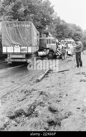 La grande tempête octobre 1987. Nos photos . . . Dégâts causés par la tempête Bracknell, Berkshire, Angleterre, 16th octobre 1987. La grande tempête de 1987 a eu lieu dans la nuit des 15th et 16th octobre 1987. Un système météorologique exceptionnellement fort a causé des vents qui ont frappé une grande partie du sud de l'Angleterre et du nord de la France. C'était la pire tempête à avoir frappé l'Angleterre depuis la Grande tempête de 1703. Les dégâts ont été estimés à 7,3 milliards de livres au Royaume-Uni et à 23 milliards de francs en France. Banque D'Images