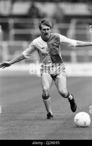 Tournoi du Centenaire de la Ligue de football, également connu sous le nom de Mercantile Credit football Festival, un tournoi amical qui s'est tenu du 16th au 17th avril 1988 au stade Wembley pour célébrer l'anniversaire de la Ligue de football 100th. 12 équipes ont participé au tournoi. Le premier jour de la compétition consistait en des tours d'ouverture et des quarts de finale, et il s'agissait de matchs de 40 minutes. Notre photo montre ... le tour d'ouverture action match, samedi 16th avril 1988. Banque D'Images