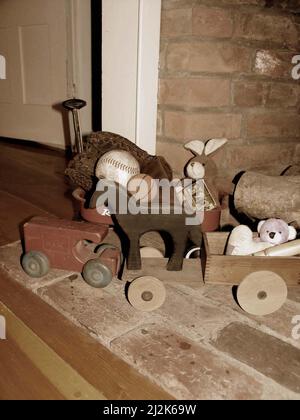 Une collection de jouets vintage près d'une cheminée en Nouvelle-Angleterre, Maine, Etats-Unis. Banque D'Images