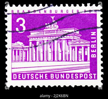 MOSCOU, RUSSIE - 13 MARS 2022 : timbre-poste imprimé en Allemagne Berlin, montre la porte de Potsdam, série des villes de Berlin, vers 1963 Banque D'Images