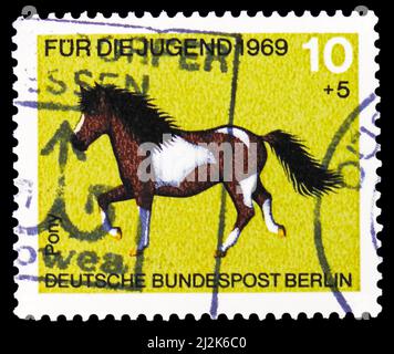 MOSCOU, RUSSIE - 13 MARS 2022 : timbre-poste imprimé en Allemagne Berlin, montre Pony (Equus ferus caballus), Jeunesse : série chevaux, vers 1969 Banque D'Images