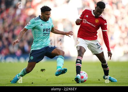 James Justin de Leicester City (à gauche) et Anthony Elanga de Manchester United se battent pour le ballon lors du match de la Premier League à Old Trafford, Manchester. Date de la photo: Samedi 2 avril 2022. Banque D'Images