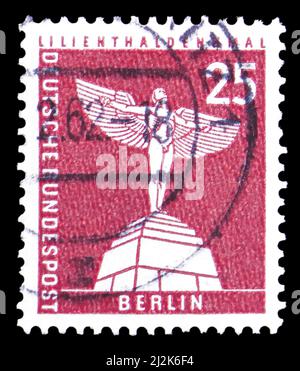 MOSCOU, RUSSIE - 13 MARS 2022 : timbre-poste imprimé en Allemagne Berlin, présente le monument Lilienthal, Lichterfelde, série des villes de Berlin, vers 1956 Banque D'Images