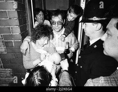 Bébé Natalie Horrell, photographié avec ses parents, Margaret et Paul, après être retourné à la famille, samedi 7th mai 1988. Le 2nd mai 1988, Natalie Horrell a été arrachée à l'âge de cinq mois par une femme qui se pose comme détective de magasin. Pendant cinq jours angoissés, ses parents Margaret et Paul ont été au centre d'une chasse massive jusqu'à ce que leur petite fille soit trouvée en sécurité et bien à 200 miles de distance avec une femme qui voulait désespérément son propre bébé pour garder son mariage vivant. Son ravisseur Delia McCall a été emprisonné pendant trois ans pour son enlèvement, qui a été déjoué lorsque son ex-mari a fait sortir la police de la prison. Banque D'Images