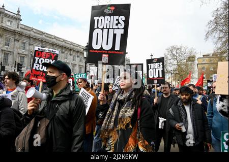 Londres, Royaume-Uni. Organisé par l'Assemblée populaire, des manifestations ont eu lieu dans tout le Royaume-Uni en réponse à la flambée des prix de l'énergie, de la nourriture et d'autres factures d'électricité. Les manifestants ont souligné ceux qui souffrent de difficultés extrêmes dues à une inflation en hausse rapide et à un faible revenu. En face de Downing Street, Whitehall. Crédit : michael melia/Alay Live News Banque D'Images