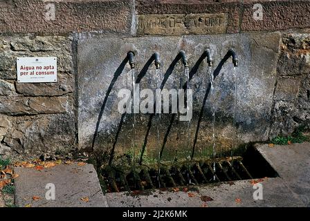 FUENTE DE AGUA NO PODABING EN EL PUENTE MÉDIÉVAL - MARE DE LA FONT - 1956. Emplacement : EXTÉRIEUR. SAN JUAN DE LAS ABADESAS. GERONA. ESPAGNE. Banque D'Images