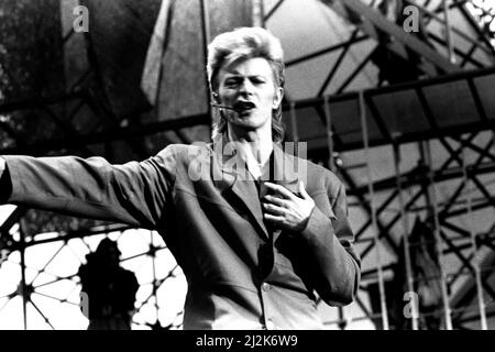 David Bowie se présente à Roker Park, Sunderland, le 23rd juin 1987 dans son Glass Spider Tour Banque D'Images