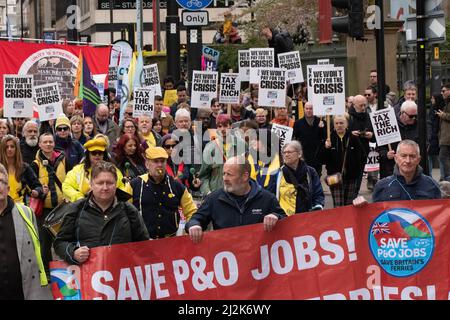 Manchester Royaume-Uni. Manifestation SUR LA CRISE DU COÛT DE LA VIE 2nd AVRIL 2022 l'indignation de la population face à la crise du coût de la vie a provoqué une importante manifestation dans le centre-ville de Manchester le samedi 2 avril à partir du 1pm Piccadilly Gardens dans le centre de Manchester. Organisée par l'Assemblée des peuples, la manifestation s'inscrit dans le cadre d'une journée nationale d'action qui a vu des marches se dérouler dans 25 villes du Royaume-Uni. Photo: Garyroberts/worldwidefeatures.com crédit: GaryRobertschography/Alay Live News Banque D'Images