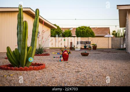 Jardin paysagé dans le désert avec pots et cactus colorés à Sun City, Arizona, États-Unis Banque D'Images