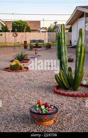 Jardin paysagé dans le désert avec pots et cactus colorés à Sun City, Arizona, États-Unis Banque D'Images