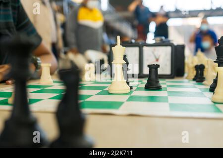 Le morceau de roi d'un échiquier est seul au centre pendant qu'un match est en cours Banque D'Images
