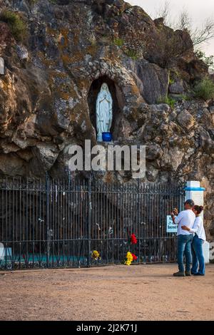 Un couple photographiant la grotte à la Mission San Xavier del bac à Tucson, Arizona, États-Unis Banque D'Images