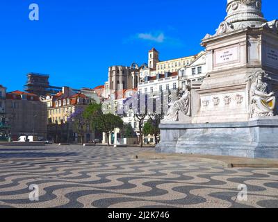 Belle place Rossio à Lisbonne en été avec des arbres pourpres Banque D'Images