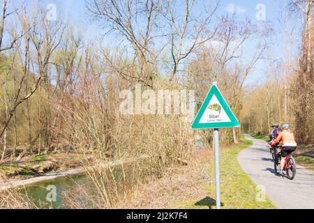 Schönbüel-Aggsbach : anabranch du Donau, cyclistes à Donauradweg (chemin cyclable du Danube), panneau pour castor à Wachau, Niederösterreich, Basse-Autriche Banque D'Images