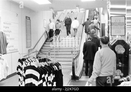 Escalier roulant au magasin Littlewoods à Caerphilly, au sud du pays de Galles, mardi 3rd mai 1988. Le 2nd mai 1988, Natalie Horrell a été arrachée à l'âge de cinq mois par une femme qui se pose comme détective de magasin. Pendant cinq jours angoissés, ses parents Margaret et Paul ont été au centre d'une chasse massive jusqu'à ce que leur petite fille soit trouvée en sécurité et bien à 200 miles de distance avec une femme qui voulait désespérément son propre bébé pour garder son mariage vivant. Son ravisseur Delia McCall a été emprisonné pendant trois ans pour son enlèvement, qui a été déjoué lorsque son ex-mari a fait sortir la police de la prison. Banque D'Images